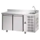 KÜHLTISCH MIT AUFKANTUNG AUS EDELSTAHL AISI 304 - Mod. UG02MGNLAL - ARBEITSPLATTE MIT WASCHBECKEN - UMLUFTKÜHLUNG - GASTRONORM 1/1 -  2 TÜREN - TEMPERATUR 0°/+10°C - Abmessungen in cm (B x T x H): 142 x 70 x 115/120 -CE-Kennzeichnung