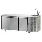 KÜHLTISCH AUS EDELSTAHL AISI 304 - Mod. UG03MGNL - ARBEITSPLATTE MIT WASCHBECKEN - UMLUFTKÜHLUNG - GASTRONORM 1/1 - 3 TÜREN - TEMPERATUR 0°/+10°C - Abmessungen in cm (B x T x H): . L 187 x P 70 x h 115/120 -CE-Kennzeichnung