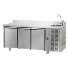 KÜHLTISCH MIT AUFKANTUNG AUS EDELSTAHL AISI 304 - Mod. UG03MGNLAL - ARBEITSPLATTE MIT WASCHBECKEN - UMLUFTKÜHLUNG - GASTRONORM 1/1 - 3 TÜREN - TEMPERATUR 0°/+10°C - Abmessungen in cm (B x T x H): 187 x 70 x 115/120 -CE-Kennzeichnung
