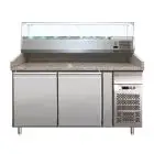 PIZZAKÜHLTISCH AUS EDELSTAHL AISI 304 - MIT KÜHLAUFSATZ - FÜR PIZZABEHÄLTER 60 x 40 cm - UMLUFTKÜHLUNG - MOD. G-PZ2600TN38 - 2 KÜHLTÜREN - TEMPERATUR: +2°/+8°C - Abmessungen in cm (B x T x H): 151 x 80 x 144,5 - EG-NORM