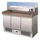PIZZAKÜHLTISCH AUS EDELSTAHL AISI 304 - GASTRONORM 1/1 (cm 53 x 32,5) - STATISCHE KÜHLUNG - Mod. G-S903PZVRXGLASS - MIT KÜHLAUFSATZ - 3 KÜHLTÜREN - TEMPERATUR: +2°/+8°C - Abmessungen in cm (B x T x H): 140 x 70 x 146,5 - EG-NORM