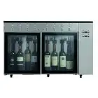 WEINAUSSCHANK AUTOMAT MIT GLAS UND STICKSTOFF - Mod VINO 6 - Plug & Play - Struktur aus Edelstahl AISI 304 - Kapazität: 6 Flaschen in einer Linie angeordnet, zwei Fächer mit jeweils 3 Flaschen - Stromversorgung 220/240V/1/50 Hz - Produktmaße (BxTxH) cm 84