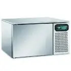 SCHOCKFROSTER - Mod ALLFOR23 - Luftkühlung - Kapazität Backbleche: 3 x GN 2/3 (35,4x32,5 cm) - Schnellkühlleistung: +3° (8 Kg) - Schnellfrostleistung: -40° (6 Kg ) - Außenmaße in cm (B x T x H): 66 x 64 x 42 - CE-Kennzeichnung