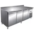 KÜHLTISCH MIT AUFKANTUNG AUS EDELSTAHL AISI 304 - KONDITOREIWAREN - UMLUFTKÜHLUNG - Mod. G-PA3200TN - 3 TÜREN - Bruttokapazität: 580 Liter - TEMPERATUR: +2°/+8°C - Abmessungen in cm. (B x T x H): 202 x 80 x 96 - EG-Norm