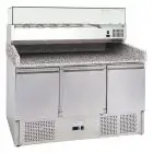 PIZZAKÜHLTISCH AUS EDELSTAHL AISI 201 - GASTRONORM 1/1 (cm 53 x 32,5) - STATISCHE KÜHLUNG - Mod. G-S903PZ33 FC - MIT KÜHLAUFSATZ - 3 KÜHLTÜREN - TEMPERATUR: +2°/+8°C - Abmessungen in cm (B x T x H): 140 x 70 x 145,5 - EG-NORM
