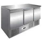 SALADETTE UND KÜHLTISCH AUS EDELSTAHL AISI 304 - Mod. G-S903TOP - STATISCHE KÜHLUNG - GASTRONORM 1/1 (cm 53 x 32,5) - 3 KÜHLTÜREN - TEMPERATUR: +2°/+8°C - Abmessungen in cm. (B x T x H): 136,5 x 70 x 85 - EG-Norm