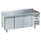 KÜHLTISCH MIT AUFKANTUNG AUS EDELSTAHL AISI 201 - FÜR SNACKS - UMLUFTKÜHLUNG - Mod. G-SNACK3200TN-FC - 3 TÜREN - Bruttokapazität: 239 Liter - TEMPERATUR: -2°/+8°C - Abmessungen in cm. (B x T x H): 179,5 x 60 x 95 - EG-Norm