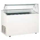 Eistheke - Mod. TOP 7 - Temperaturbereich: - 15 °C / -20 °C - Fassungsvermögen: 293 Liter - Produktmaße in cm (B x T x H): 135 x 67,3 x 117,5 - Gewicht: 99 kg - CE-Kennzeichnung