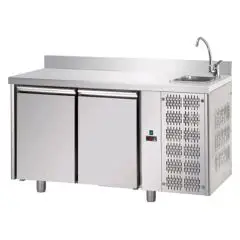 KÜHLTISCH MIT AUFKANTUNG AUS EDELSTAHL AISI 304 - Mod. UG02MGNLAL - ARBEITSPLATTE MIT WASCHBECKEN - UMLUFTKÜHLUNG - GASTRONORM 1/1 -  2 TÜREN - TEMPERATUR 0°/+10°C - Abmessungen in cm (B x T x H): 142 x 70 x 115/120 -CE-Kennzeichnung