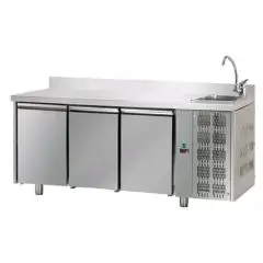KÜHLTISCH MIT AUFKANTUNG AUS EDELSTAHL AISI 304 - Mod. UG03MGNLAL - ARBEITSPLATTE MIT WASCHBECKEN - UMLUFTKÜHLUNG - GASTRONORM 1/1 - 3 TÜREN - TEMPERATUR 0°/+10°C - Abmessungen in cm (B x T x H): 187 x 70 x 115/120 -CE-Kennzeichnung