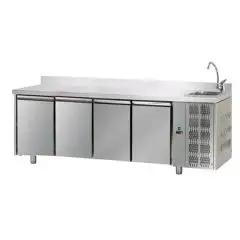 KÜHLTISCH MIT AUFKANTUNG AUS EDELSTAHL AISI 304 - Mod. UG04MGNLAL - ARBEITSPLATTE MIT WASCHBECKEN - UMLUFTKÜHLUNG - GASTRONORM 1/1 - 4 TÜREN - TEMPERATUR 0°/+10°C - Abmessungen in cm (B x T x H): 232 x 70 x 115/120 -CE-Kennzeichnung