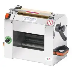 NUDELTEIGAUSROLLMASCHINE - Mod. SF220X - 1 Paar Walzen - Abmessungen der Walzen: 22 cm x Ø 3,8 cm - Bedienfeld 24V - Leistung: 150 W - Stromversorgung: Einphasig 230V/1/50Hz - Abmessungen cm B 40 x T 22 x 30 H - Gewicht 15 kg