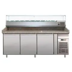 PIZZAKÜHLTISCH AUS EDELSTAHL AISI 304 - MIT KÜHLAUFSATZ - FÜR PIZZABEHÄLTER 60 x 40 x 7 cm - UMLUFTKÜHLUNG - MOD. PZ3600TN33 - 3 KÜHLTÜREN - TEMPERATUR: +2°/+8°C - Abmessungen in cm (B x T x H): 202 x 80 x 144,5 - EG-NORM