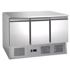 SALADETTE UND KÜHLTISCH - Mod. G-S903TOP FC - STATISCHE KÜHLUNG - GASTRONORM 1/1 (cm 53 x 32,5) - 3 KÜHLTÜREN - TEMPERATUR: +2°/+8°C - Abmessungen in cm. (B x T x H): 136,5 x 70 x 85 - EG-Norm