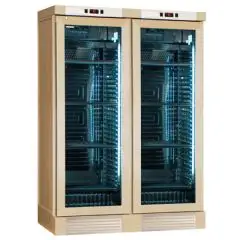 WEINKÜHLSCHRANK - Mod ENY 820 N NATURAL - STATISCH - TEMPERATUR °C +4/+18 - N. 2 GLASTÜREN - STRUKTUR AUS NATURHOLZ - BRUTTO-KAPAZITÄT Lt. 764 - NETTO-KAPAZITÄT Lt. 604 - LEISTUNG W 244 - STROMVERSORGUNG 220/50Hz EINPHASIG - PRODUKTMAßE (BxTxH) cm 131,5 x