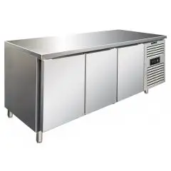 Kühltisch - Edelstahl AISI 304 - Umluftkühlung - Mod CXF3100TN - Gastronorm 1/1 (53 x 32,5 cm) - 3 Türen - Nutzvolumen: 358 Liter - Temperaturberereich: -2°/+8°C - Produktmaße (B x T x H): 179,5 x 70 x 86