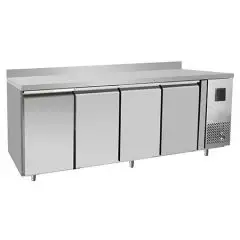 Kühltisch Mit Aufkantung aus Edelstahl - Umluftkühlung - Mod. FQG4553A - Gastronorm 1/1 (53 x 32,5 cm) - 4 Türen - Nutzvolumen: 560 Liter - Temperaturbereich: 0°/+8°C - Produktmaße in cm (B x T x H): 223 x 70 x 95 - CE-Kennzeichnung