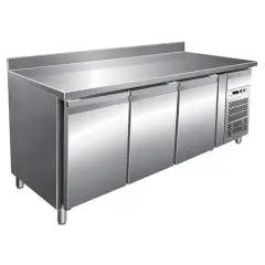 KÜHLTISCH MIT AUFKANTUNG AUS EDELSTAHL AISI 304 - UMLUFTKÜHLUNG - Mod. G-GN3200TN - GASTRONORM 1/1 (53 x 32,5 cm) - 3 TÜREN - Bruttokapazität: 417 Liter - TEMPERATUR: -2°/+8°C - Abmessungen in cm. (B x T x H): 179,5 x 70 x 96 - EG-Norm