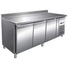 KÜHLTISCH MIT AUFKANTUNG AUS EDELSTAHL AISI 304 - KONDITOREIWAREN - UMLUFTKÜHLUNG - Mod. G-PA3200TN - 3 TÜREN - Bruttokapazität: 580 Liter - TEMPERATUR: +2°/+8°C - Abmessungen in cm. (B x T x H): 202 x 80 x 96 - EG-Norm