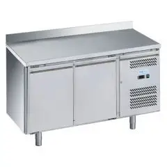 KÜHLTISCH MIT AUFKANTUNG AUS EDELSTAHL AISI 201 - FÜR SNACKS - UMLUFTKÜHLUNG - Mod. G-SNACK2200TN-FC - 2 TÜREN - Bruttokapazität: 159 Liter - TEMPERATUR: -2°/+8°C - Abmessungen in cm. (B x T x H): 136 x 60 x 95 - EG-Norm
