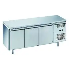 KÜHLTISCH AUS EDELSTAHL AISI 201 - FÜR SNACKS - UMLUFTKÜHLUNG - Mod. G-SNACK3100TN-FC - 3 TÜREN - Bruttokapazität: 239 Liter - TEMPERATUR: -2°/+8°C - Abmessungen in cm. (B x T x H): 179,5 x 60 x 85 - EG-Norm