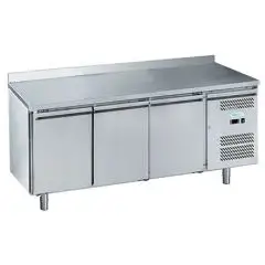 KÜHLTISCH MIT AUFKANTUNG AUS EDELSTAHL AISI 201 - FÜR SNACKS - UMLUFTKÜHLUNG - Mod. G-SNACK3200TN-FC - 3 TÜREN - Bruttokapazität: 239 Liter - TEMPERATUR: -2°/+8°C - Abmessungen in cm. (B x T x H): 179,5 x 60 x 95 - EG-Norm
