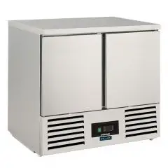 SALADETTE UND KÜHLTISCH - Edelstahl AISI 304 - Mod SF 901 - statische Kühlung, unterstützt durch einen Lüfter für eine gleichmäßige Temperaturverteilung - Gastronorm 1/1 (53 x 32,5 cm) - 2 gekühlte Türen - Temperaturberereich: +2°/+8°C - Produktmaße (B x 