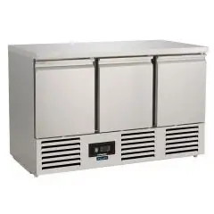SALADETTE UND KÜHLTISCH - Edelstahl AISI 304 - Mod SF 903 TOP - statische Kühlung, unterstützt durch einen Lüfter für eine gleichmäßige Temperaturverteilung - Gastronorm 1/1 (53 x 32,5 cm) - 3 gekühlte Türen - Temperaturberereich: +2°/+8°C - Produktmaße (