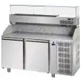 PIZZAKÜHLTISCH AUS EDELSTAHL AISI 304 - FÜR PIZZABEHÄLTER  cm 60x40 - VITRINE FÜR GN 1/4 BEHÄLTER 6,5X16,2 cm - UMLUFTKÜHLUNG - Mod. QA02M80VR -  2 TÜREN - TEMPERATUR 0°/+10°C - Abmessungen in cm (B x T x H): 161 x 80 x 149/156 -CE-Kennzeichnung