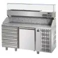 PIZZAKÜHLTISCH AUS EDELSTAHL AISI 304 - FÜR PIZZABEHÄLTER  60x40 cm- VITRINE FÜR GN 1/4 BEHÄLTER 26,5X16,2 cm - UMLUFTKÜHLUNG - Mod. QA02MC6VR - 1 TÜR - 6 NEUTRALE SCHUBLADEN - TEMPERATUR 0°/+10°C - Abmessungen in cm (B x T x H): 161 x 80 x 149/156 -CE-Ke