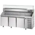 PIZZAKÜHLTISCH AUS EDELSTAHL AISI 304 - FÜR PIZZABEHÄLTER  cm 60x40 - VITRINE FÜR GN 1/4 BEHÄLTER 26,5X16,2 cm - UMLUFTKÜHLUNG - Mod. QA03M80VR - 3 TÜREN - TEMPERATUR 0°/+10°C - Abmessungen in cm (B x T x H): 216 x 80 x 149/156 -CE-Kennzeichnung