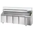 PIZZAKÜHLTISCH AUS EDELSTAHL AISI 304 - FÜR PIZZABEHÄLTER  60x40 cm - VITRINE FÜR GN 1/4 BEHÄLTER 26,5X16,2 cm - UMLUFTKÜHLUNG - Mod. QA04M80VR - 4 TÜREN - TEMPERATUR 0°/+10°C - Abmessungen in cm (B x T x H): 271 x 80 x 149/156 -CE-Kennzeichnung