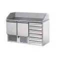 SALADETTE UND PIZZAKÜHLTISCH - Mod. SLV02C6 - UMLUFTKÜHLUNG - GASTRONORM 1/1 (cm 53x32,5) - ARBEITSPLATTE UND AUFKANTUNG AUS GRANIT -  2 GEKÜHLTE TÜREN - 6 NEUTRALE SCHUBLADEN - TEMPERATUR +4°/+6°C - Abmessungen in cm (B x T x H): 141 x 70 x 107 -CE-Kennz