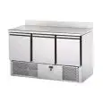 SALADETTE UND KÜHLTISCH - Mod. SLV03AL - UMLUFTKÜHLUNG - GASTRONORM 1/1 (cm 53x32,5) - ARBEITSPLATTE AUS EDELSTAHL MIT AUFKANTUNG - 3 GEKÜHLTE TÜREN - TEMPERATUR +4°/+6°C - Abmessungen in cm (B x T x H): 138,4 x 70 x 98 -CE-Kennzeichnung