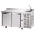 KÜHLTISCH MIT AUFKANTUNG AUS EDELSTAHL AISI 304 - Mod. UG02MGNLAL - ARBEITSPLATTE MIT WASCHBECKEN - UMLUFTKÜHLUNG - GASTRONORM 1/1 -  2 TÜREN - TEMPERATUR 0°/+10°C - Abmessungen in cm (B x T x H): 142 x 70 x 115/120 -CE-Kennzeichnung