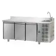 KÜHLTISCH MIT AUFKANTUNG AUS EDELSTAHL AISI 304 - Mod. UG03MGNLAL - ARBEITSPLATTE MIT WASCHBECKEN - UMLUFTKÜHLUNG - GASTRONORM 1/1 - 3 TÜREN - TEMPERATUR 0°/+10°C - Abmessungen in cm (B x T x H): 187 x 70 x 115/120 -CE-Kennzeichnung