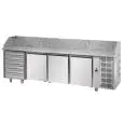 PIZZAKÜHLTISCH AUS EDELSTAHL AISI 304  - Mod. QA04MC6 - FÜR PIZZABEHÄLTER  cm 60x40 - UMLUFTKÜHLUNG - 3 TÜREN - 6 NEUTRALE SCHUBLADEN 60x40 cm -TEMPERATUR 0°/+10°C - Abmessungen in cm (B x T x H): 271 x 80 x 103/110 -CE-Kennzeichnung