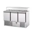 KÜHL-SALADETTE - Mod. SLV03VD - UMLUFTKÜHLUNG - GASTRONORM 1/1 (cm 53x32,5) - 3 GEKÜHLTE TÜREN - GERADE SCHEIBE - TEMPERATUR +4°/+6°C - Abmessungen in cm (B x T x H): 138 x 70 x 105,8 -CE-Kennzeichnung