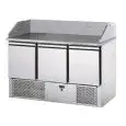 SALADETTE UND PIZZAKÜHLTISCH - Mod. SLV03PZ - UMLUFTKÜHLUNG - GASTRONORM 1/1 (53x32,5 cm) - ARBEITSPLATTE UND AUFKANTUNG AUS GRANIT - 3 GEKÜHLTE TÜREN - TEMPERATUR +4°/+6°C - Abmessungen in cm (B x T x H): 141 x 70 x 107 -CE-Kennzeichnung