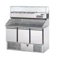SALADETTE UND PIZZAKÜHLTISCH - Mod. SLV03PZ + VR4140VD - UMLUFTKÜHLUNG - GASTRONORM 1/1 (53x32,5 cm) - ARBEITSPLATTE UND AUFKANTUNG AUS GRANIT - 3 GEKÜHLTE TÜREN - KÜHLVITRINE  GN 1/4 (26,5x16,2 cm) - TEMPERATUR +4°/+6°C - Abmessungen in cm (B x T x H): 1
