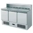 SALADETTE UND PIZZAKÜHLTISCH - Mod. AK943P - STATISCHE KÜHLUNG - GASTRONORM 1/1 (cm 53x32,5) - GRANITARBEITSPLATTE - AUFKANTUNG AUS EDELSTAHL FÜR 8 GN 1/6 BEHÄLTER ( 17,6x16,2 cm) - 3 GEKÜHLTE TÜREN - TEMPERATUR +2°/+8°C - Abmessungen in cm (B x T x H): 1