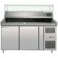 PIZZAKÜHLTISCH AUS EDELSTAHL - MIT AUFSATZKÜHLVITRINE FÜR GN 1/4 BEHÄLTER- FÜR PIZZABEHÄLTER cm 60 x 40 x 7  - UMLUFTKÜHLUNG - Mod. AK2602TN33 - 2 GEKÜHLTE TÜREN - TEMPERATUR -2°/+8°C - Abmessungen in cm (B x T x H): 151 x 80 x 148,5 - EG-NORM