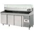PIZZAKÜHLTISCH AUS EDELSTAHL - MIT AUFSATZKÜHLVITRINE FÜR GN 1/3 BEHÄLTER - FÜR PIZZABEHÄLTER cm 60 x 40 x 7 - UMLUFTKÜHLUNG - Mod. AK3602TN38 - 3 GEKÜHLTE TÜREN - TEMPERATUR -2°/+8°C - Abmessungen in cm (B x T x H): 202 x 80 x 148,5 - EG-NORM