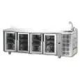 KÜHLTISCH MIT AUFKANTUNG AUS EDELSTAHL AISI 304 - Mod. UG04MPVLAL - ARBEITSPLATTE MIT WASCHBECKEN - UMLUFTKÜHLUNG - GASTRONORM 1/1 - 4 GLASTÜREN - TEMPERATUR 0°/+10°C - Abmessungen in cm (B x T x H): 232 x 70 x 115/120 -CE-Kennzeichnung