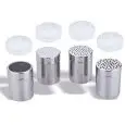 KRÄUTERDOSIERER MIT 1 mm BOHRUNGEN AUS EDELSTAHL UND PLASTIKDECKEL - ABMESSUNGEN: ø 7x9,6h cm