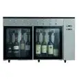 WEINAUSSCHANK AUTOMAT MIT GLAS UND STICKSTOFF - Mod VINO 6 - Plug & Play - Struktur aus Edelstahl AISI 304 - Kapazität: 6 Flaschen in einer Linie angeordnet, zwei Fächer mit jeweils 3 Flaschen - Stromversorgung 220/240V/1/50 Hz - Produktmaße (BxTxH) cm 84