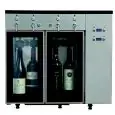 WEINAUSSCHANK AUTOMAT MIT GLAS UND STICKSTOFF - Mod VINO 4 - Plug & Play - Struktur aus Edelstahl AISI 304 - Kapazität: 4 Flaschen in einer Linie angeordnet, zwei Fächer mit jeweils 2 Flaschen - Stromversorgung 220/240V/1/50 Hz - Produktmaße (BxTxH) cm 65