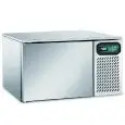 SCHOCKFROSTER - Mod ALLFOR23 - Luftkühlung - Kapazität Backbleche: 3 x GN 2/3 (35,4x32,5 cm) - Schnellkühlleistung: +3° (8 Kg) - Schnellfrostleistung: -40° (6 Kg ) - Außenmaße in cm (B x T x H): 66 x 64 x 42 - CE-Kennzeichnung