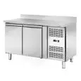 KÜHLTISCH AUS EDELSTAHL MIT AUFKANTUNG - UMLUFTKÜHLUNG - Mod. AK2204TN - GASTRONORM 1/1 (53 x 32,5 cm) - 2 TÜREN - TÜRSCHLOSS - NUTZVOLUMEN 282 Liter - TEMPERATUR -2°/+8°C - Abmessungen in cm (B x T x H): 136 x 70 x 95 - EG-NORM