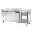 KÜHLTISCH AUS EDELSTAHL MIT AUFKANTUNG - BELÜFTET - Mod. AK3204TN - GASTRONORM 1/1 (53 X 32,5 CM) - 3 TÜREN - SCHLOSS - KAPAZITÄT 417 LITER - TEMPERATUR -2°/+8°C - PRODUKTMAßE (BxTxH) cm 179,5 x 70 x 95 - CE-NORM